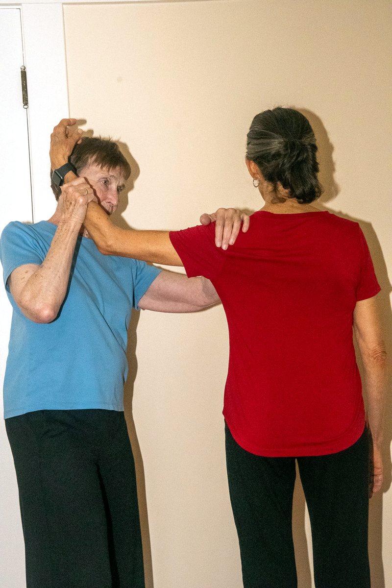 Hands-on work at the shoulder, face to face